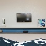 02 - minimalistická ložnice s akcenty šedomodré
