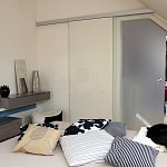03 - minimalistická ložnice s akcenty šedomodré