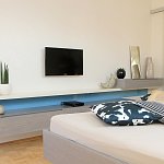 04 - minimalistická ložnice s akcenty šedomodré