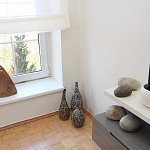 05 - minimalistická ložnice s akcenty šedomodré