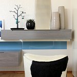 10 - minimalistická ložnice s akcenty šedomodré
