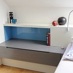 9 - minimalistická ložnice s akcenty šedomodré