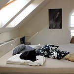 11 - minimalistická ložnice s akcenty šedomodré